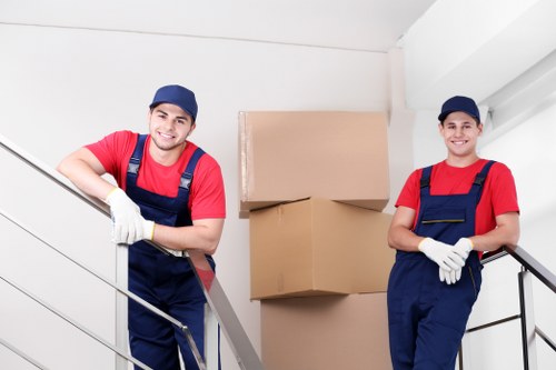 搬家工人小心地搬运家具